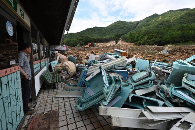 20일 경남 산청군 산청대교 일대에 전날 발생한 호우와 산사태로 토사물이 쌓여 있는 가운데 휴게소 업주가 산사태 현장을 바라보고 있다. 박시몬 기자