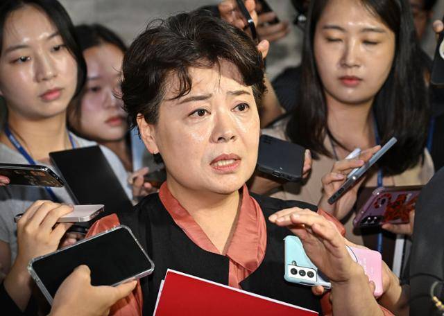 윤희숙(가운데) 국민의힘 혁신위원장이 17일 국회의사당에서 취재진 질문에 답변하고 있다. 정다빈 기자