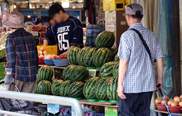 21일 서울의 한 전통시장에서 시민들이 장을 보고 있다. 뉴스1