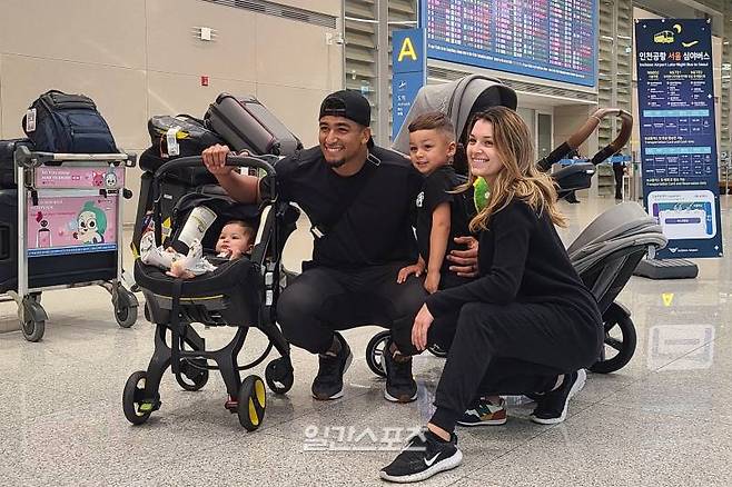 12일 가족들과 함께 한국에 돌아온 쿠에바스. 8개월 된 딸 에일라도 함께 했다. 인천공항=윤승재 기자