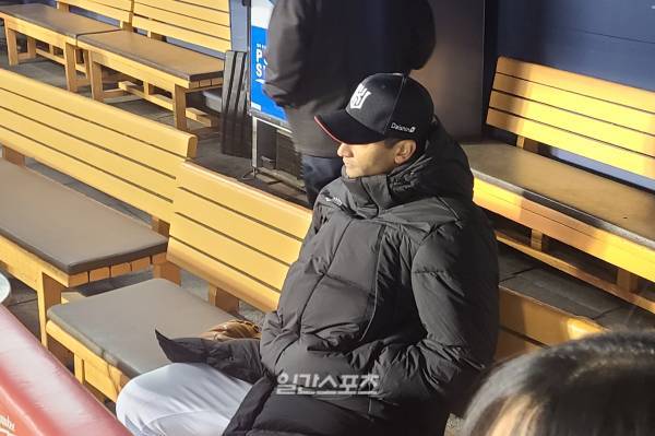 2023년 한국시리즈 준우승 후, 더그아웃에 남아 LG의 우승 세리머니를 지켜본 쿠에바스. 잠실=윤승재 기자