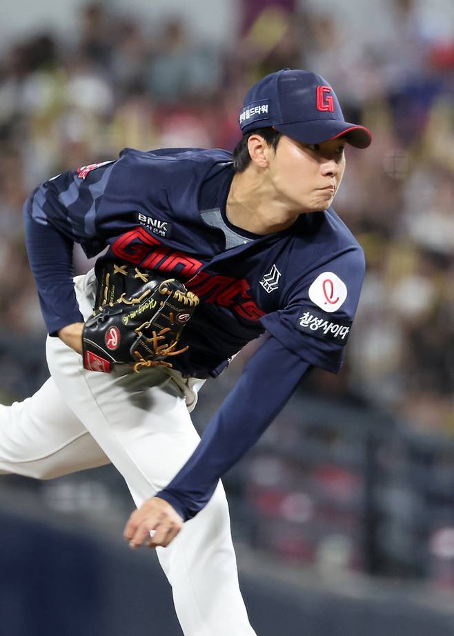 <yonhap photo-3761=""> 투구하는 홍민기 (광주=연합뉴스) 조남수 기자 = 6일 광주기아챔피언스필드에서 열린 프로야구 롯데 자이언츠와 KIA 타이거즈의 경기. 롯데 홍민기가 8회에 투구하고 있다. 2025.7.6 iso64@yna.co.kr/2025-07-06 21:07:18/ <저작권자 ⓒ 1980-2025 ㈜연합뉴스. 무단 전재 재배포 금지, AI 학습 및 활용 금지></yonhap>