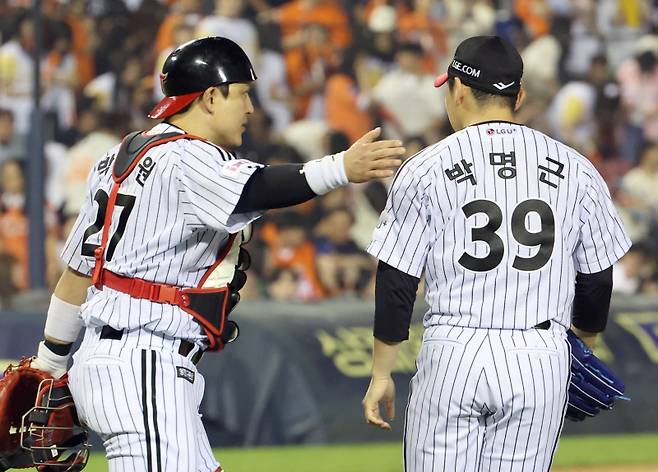 3월 27일 잠실야구장에서 열린 2025 프로야구 한화와 LG 경기. LG가 2-1 승리했다. 경기 종료 후 투수 박명근과 포수 박동원이 승리를 자축하고 있다. 잠실=정시종 기자 capa@edaily.co.kr /2025.05.27.