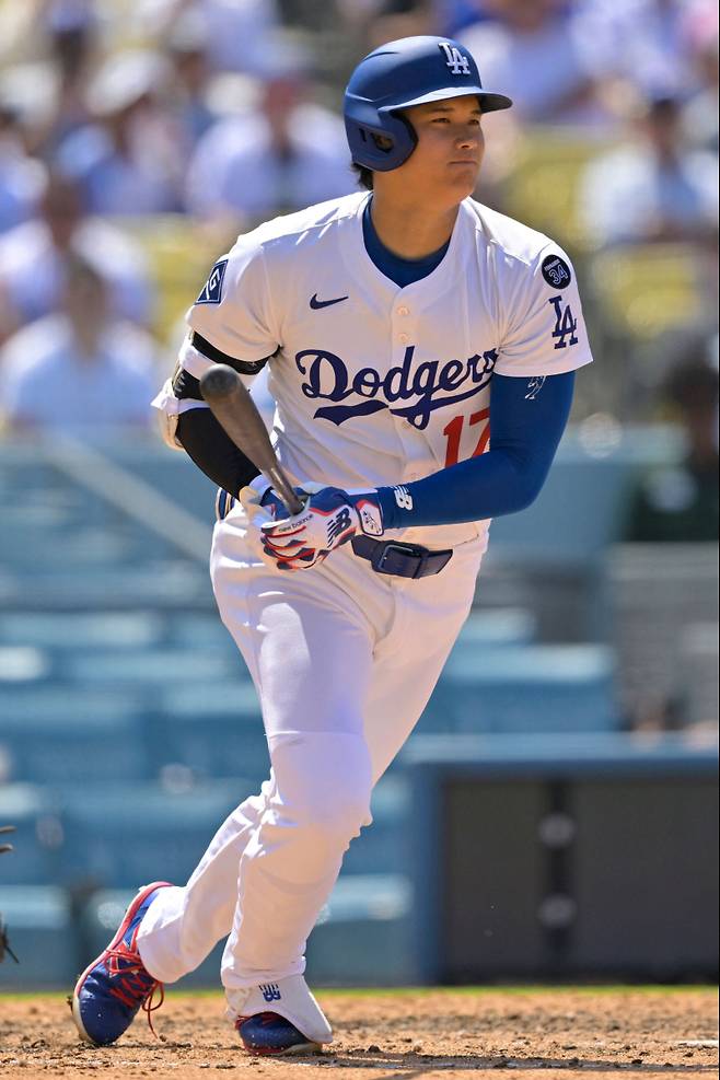 <yonhap photo-2077=""> LOS ANGELES, CALIFORNIA - JULY 20: Shohei Ohtani #17 of the Los Angeles Dodgers grounds out during the sixth inning against the Milwaukee Brewers at Dodger Stadium on July 20, 2025 in Los Angeles, California. Jayne Kamin-Oncea/Getty Images/AFP (Photo by Jayne Kamin-Oncea / GETTY IMAGES NORTH AMERICA / Getty Images via AFP)/2025-07-21 08:33:46/ <저작권자 ⓒ 1980-2025 ㈜연합뉴스. 무단 전재 재배포 금지, AI 학습 및 활용 금지></yonhap>