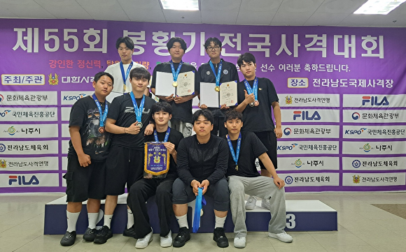 사격부 학생들이 최근 전남국제사격장에서 열린 봉황기 전국사격대회에서 메달을 획득한 뒤 기념 사진을 찍고 있다. [사진=청주대학교]