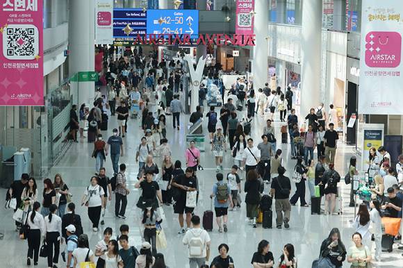 사진은 붐비는 인천국제공항 1터미널 면세점. [사진=연합뉴스]