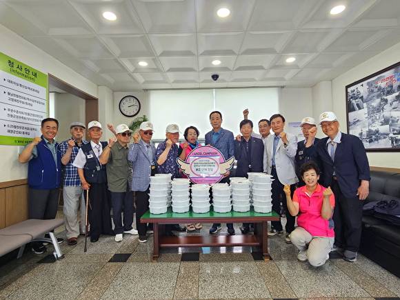 달훈봉사단 관계자들과 보훈단체 국가유공자들이 추어탕 나눔봉사 후 기념촬영을 하고 있다 [사진=달성군]