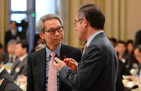 이근면 전 인사혁신처장(왼쪽)이 2015년 재임 당시 '2015년 정부업무보고:경제혁신 3개년 계획Ⅱ'에 참석하고 있다. 청와대사진기자단