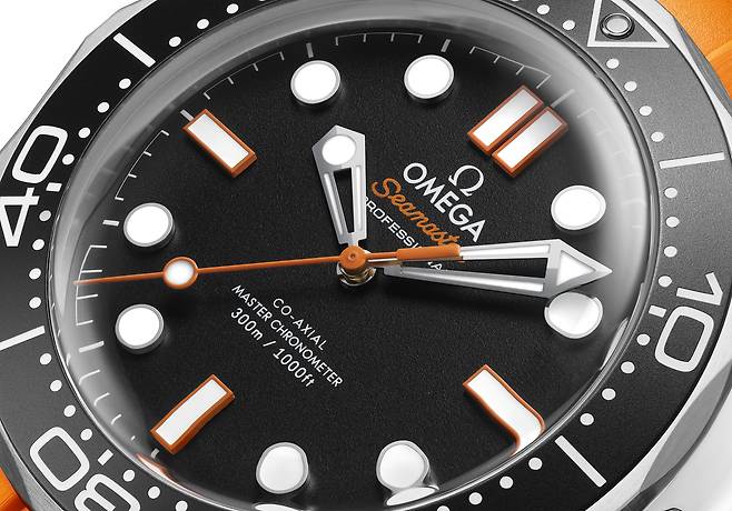 흰색 슈퍼 루미노바 야광 물질을 시곗바늘과 인덱스에 코팅해 어두운 곳에서도 쉽게 시간을 읽을 수 있다. 사진 오메가