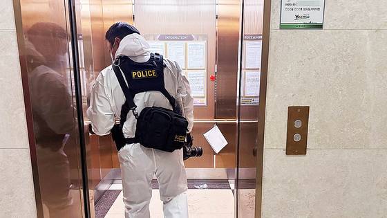 20일 총기 사고가 발생한 인천 연수구 아파트에 경찰 수사관이 들어가고 있다. 뉴스1