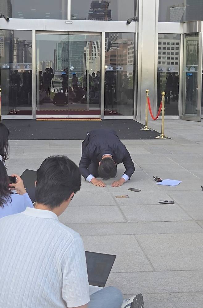 박수민 국민의힘 의원이 지난 6월 5일 대국민 반성문 낭독 후 국민들께 사죄의 큰절을 올리고 있다. 사진 박수민 의원 페이스북 캡처