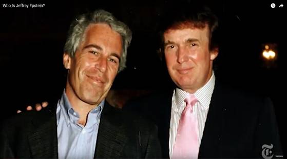 도널드 트럼프 미국 대통령(오른쪽)이 뉴욕의 부동산 사업가로 있던 1997년 플로리다주 마러라고에서 헤지펀드 억만장자 제프리 엡스타인과 찍은 사진.