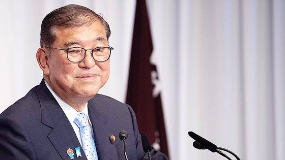이시바 시게루 일본 총리가 21일 일본 자민당사에서 자민당 총재 자격으로 참의원(상원) 선거 참패에 대한 기자회견을 열고 있다. AFP=연합뉴스