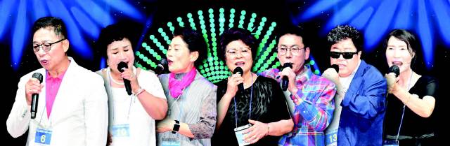 ▲ 지난 16일 속초문화예술회관에서 열린 제4회 강원도경로당실버트롯 경연대회 수상자들의 공연 모습. 왼쪽부터 심명관·이옥선·최은옥·전경자·이병곤·김성대·황순자 어르신.