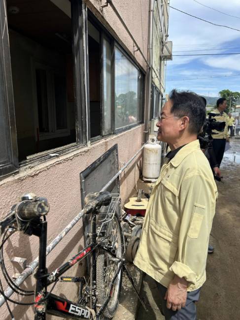 ▲ (사진 왼쪽부터) 더불어민주당 허영 국회의원이 20일 충남 아산 염치읍 폭우피해 현장을 찾아 피해 상황을 살펴보고 있다. 국민의힘 유상범 국회의원은 지난 19일 충남 예산군 삽교읍 용동3리 수해 현장에서 수해복구 봉사활동을 했다.