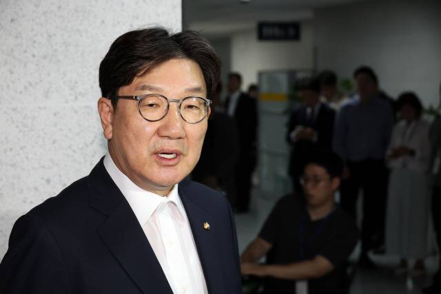 ▲ 권 의원이 이날 서울 여의도 국회 의원회관 자신의 의원실로 들어서며 압수수색 관련 입장을 밝히고 있다. 연합뉴스