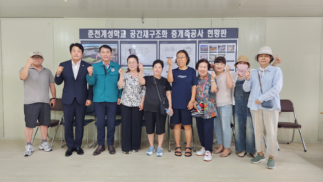 ▲ 박기영 도의원은 김보건 춘천시의원 등과 함께 21일 춘천 계성학교 증축 공사 현장에서 열린 주민 간담회에 참석해 공사 소음 민원 해소 방안 등을 논의했다. 도의회 제공