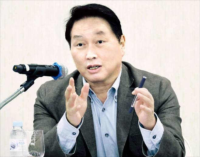 최태원 대한상공회의소 회장이 지난 17일 경북 경주 힐튼호텔에서 열린 기자간담회에서 질문에 답하고 있다.  대한상의 제공