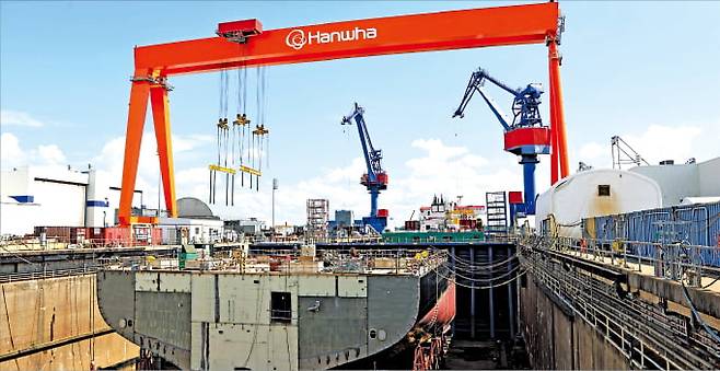 미국 펜실베이니아주 필라델피아의 한화 필리조선소 독에서 미국 해사청이 발주한 해군 사관생도 교육용 국가안보다목적선박(NSMV) 후미 부분이 건조되고 있는 모습.   한화 필리조선소 제공