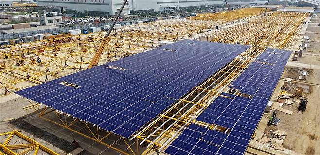 < 입이 떡 벌어지는 中 태양광 규모 > 지난 3일 중국 산둥성 칭다오시에서 태양광 발전소 건설이 진행되고 있다.  신화연합뉴스