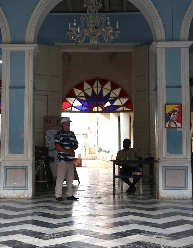 카사 파르티쿨라르에서 볼 수 있는 스테인드글라스 장식 '메디오푼토'(반원형 아치). / 사진. ⓒ 서정