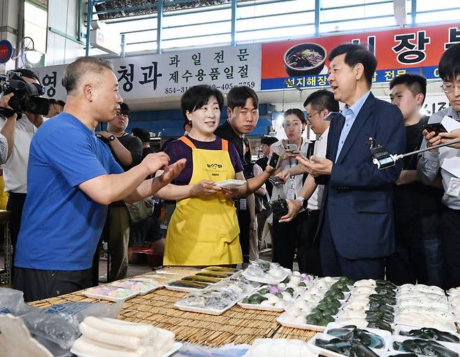 구윤철 부총리 겸 기획재정부 장관이 21일 공주산성시장을 찾아 민생회복 소비쿠폰 시행을 점검하고 시장 상인들의 의견을 청취하고 있다. 기획재정부 제공
