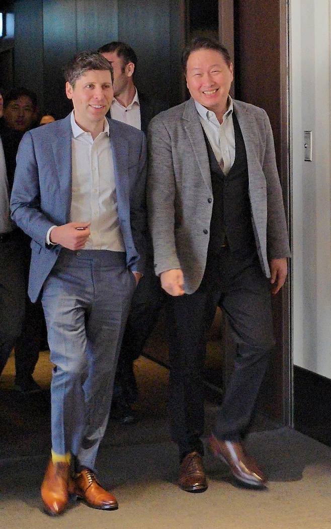 최태원 SK그룹 회장과 샘 올트먼 오픈AI 최고경영자(CEO)가 2월 4일 오전 서울 중구 더플라자 호텔 서울에서 회동을 마친 뒤 함께 이동하고 있다. 사진=연합뉴스