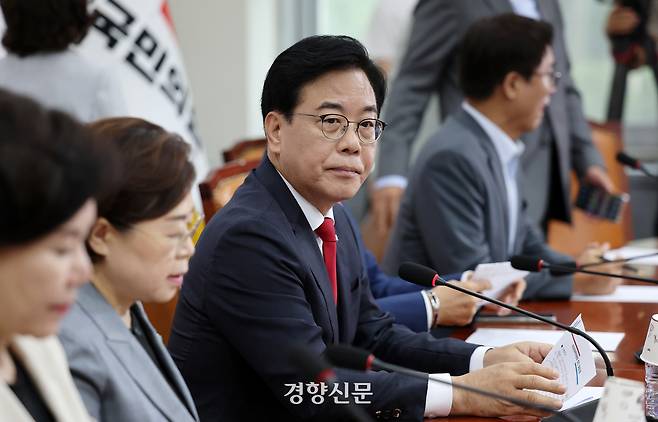 송언석 국민의힘 비상대책위원장 겸 원내대표가 21일 국회에서 열린 비상대책위원회의에서 옆을 바라보고 있다. 박민규 선임기자