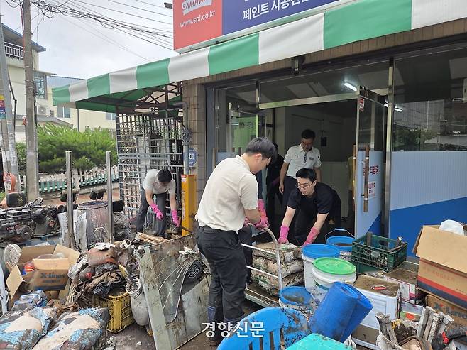 침수 피해를 입은 대구 북구 노곡동의 한 점포에서 지난 18일 공무원과 주민 등이 복구 작업을 벌이고 있다. 김현수 기자