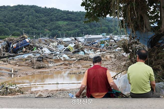 21일 경남 산청군 신안면 청현마을 주민들이 폭우로 폐허가 된 마을을 바라보고 있다. 한수빈 기자