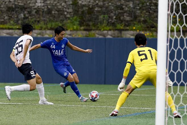 경북 예일메디텍고 김주완(44번)이 지난 18일 충북 제천축구센터에서 열린 2025 대통령 금배 고교축구대회 유스컵 서울 더풋볼A U18과의 경기에서 슈팅을 하고 있다. 제천 | 문재원 기자