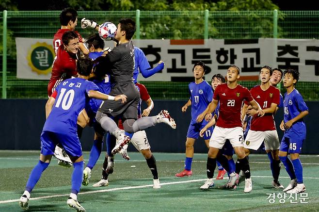 제58회 대통령 금배 전국고교축구대회 16강 서울 영등포공고와 서울 상문고의 경기가 21일 충북 제천축구센터에서 열리고 있다.  제천 l 문재원 기자