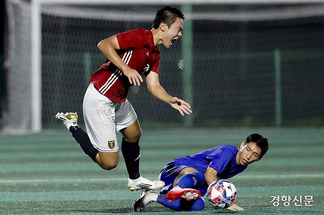 서울 영등포공고 민선재가 21일 충북 제천축구센터에서 열린 제58회 대통령 금배 전국고교축구대회 16강 서울 상문고와의 경기에서 볼경합을 하고 있다. 제천 l 문재원 기자