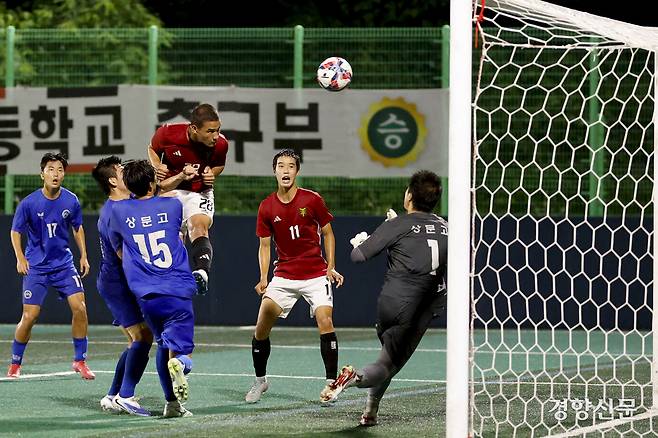 서울 영등포공고 박상효가 21일 충북 제천축구센터에서 열린 제58회 대통령 금배 전국고교축구대회 16강 서울 상문고와의 경기에서 헤더슛 득점을 하고 있다. 제천 l 문재원 기자