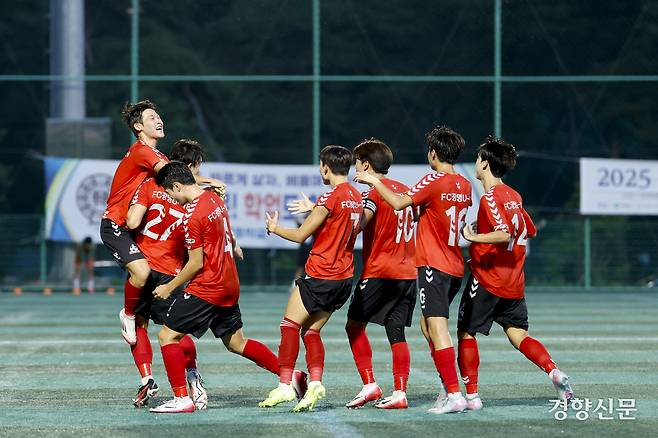 경기 FC광명시민U18 김기중이 21일 충북 제천축구센터에서 열린 제58회 대통령 금배 전국고교축구대회 16강 경기 용호고와의 경기에서 득점 후 환호하고 있다. 제천 l 문재원 기자