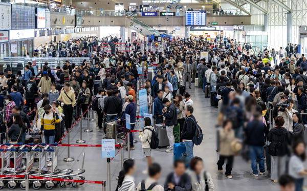김해공항 국제선청사에서 이용객이 해외 여행을 떠나기 위해 탑승 수속을 기다리고 있다. 국제신문DB
