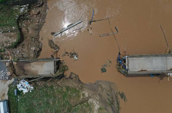 A bridge in South Gyeongsang's Sancheong County is seen damaged by the flood on July 20. [YONHAP]