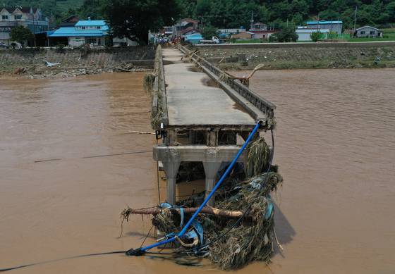 A bridge in South Gyeongsang's Sancheong County is seen damaged by the flood on July 20. [YONHAP]