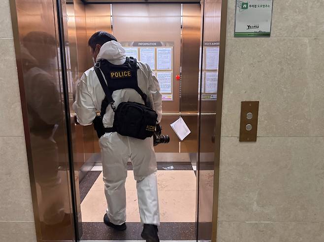 An investigator enters the apartment building in Yeonsu District, Incheon, on July 21 where a father shot his son a day earlier. [NEWS1]