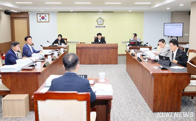 충남도의회 기획경제위원회는 21일 열린 제360회 임시회 4차 회의에서 충남도립대학교 소관 조례안을 심사하고, 충남도립대학교, 투자통상정책관, 충남신용보증재단, 충남경제진흥원의 주요업무 추진 상황을 보고 받았다.&nbsp;