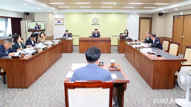 충남도의회 행정문화위원회는 21일 열린 제360회 임시회 제2차 회의에서 대변인실, 청년정책관, 감사위원회 소관 ‘2025년 주요업무 추진상황’에 대한 보고를 받았다.&nbsp;