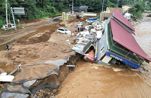 경기도 가평군 조종면 청군로 인근의 한 편의점이 20일 십이탄천 월류에 따른 지반 유실로 무너져 있다. 조종면에는 이날 오전 3시30분을 전후해 시간당 76㎜의 '물폭탄'이 쏟아져 수많은 인명 피해가 발생했다. 연합뉴스