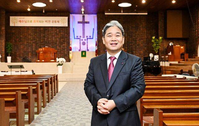 이성조 상동교회 목사가 지난 17일 서울 중구 예배당에서 교회의 과제와 비전을 설명하고 있다.신석현 포토그래퍼