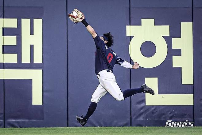 황성빈이 지난 20일 LG전에서 6회 말 LG 박동원의 타구를 뜬공 처리하고 있다. 롯데 자이언츠 제공