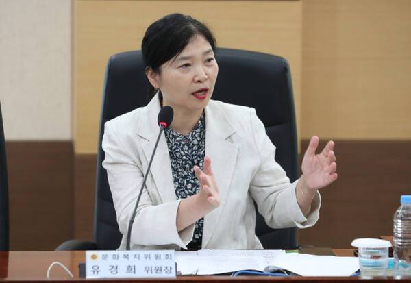 유경희 인천시의회 문화복지위원장이 ‘인천 유기동물 보호시스템 실태와 향후 발전방향 좌담회’에서 인천시와 군·구간 유기동물 지원 예산의 매칭비율 조정 필요성에 대해 발언하고 있다. 인천시의회 제공