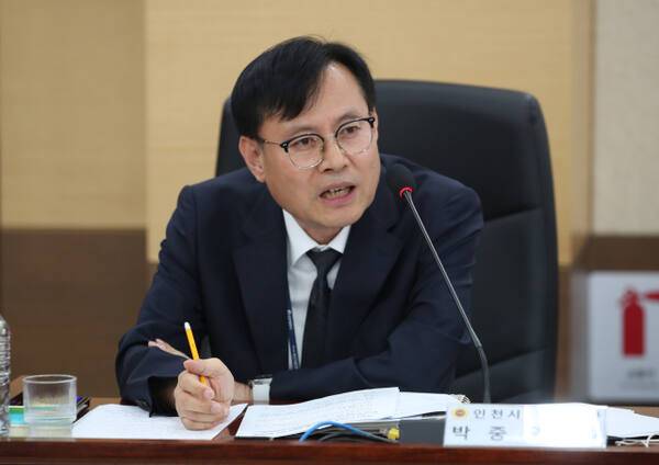 박중우 인천시 농축산과장이 ‘인천 유기동물 보호시스템 실태와 향후 발전방향 좌담회’에서 인천의 유기동물 지원 예산 확대 등에 대해 발의하고 있다. 인천시의회 제공