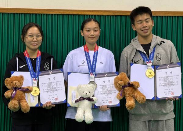 제53회 문화체육관광부장관기 전국남녀중·고펜싱선수권대회 남녀 중등부 에페서 정상에 동행한 김도하(오른쪽)와 박유나(왼쪽)가 여중부 은메달리스트인 팀 동료 표주희와 함께 시상식 후 기념촬영을 하고 있다. K1펜싱클럽 제공