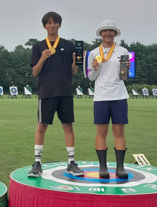 중등부 혼성단체전서 금메달을 합작한 김호균(왼쪽)과 김은찬. 창용중 제공