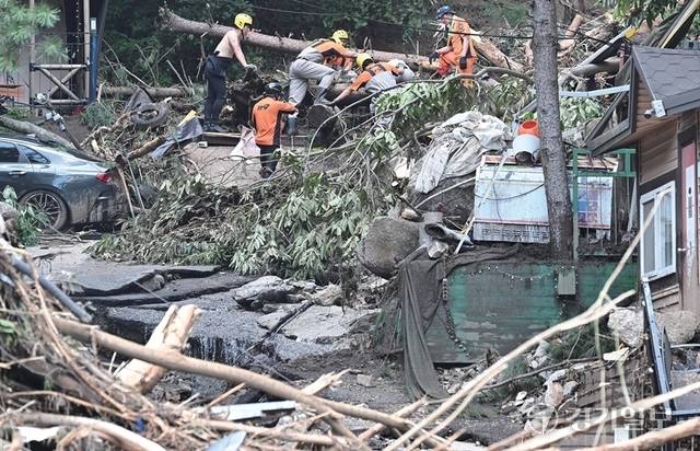 지난 폭우로 산사태가 발생한 가평군 조종면 마일리 한 캠핑장에서 21일 오후 구조대가 실종된 일가족 중 어머니와 딸을 찾고 있다. 전날 일가족 4명이 매몰된 이후 10대 아들은 구조되고 40대 아버지는 숨진 채 발견됐다. 조주현기자