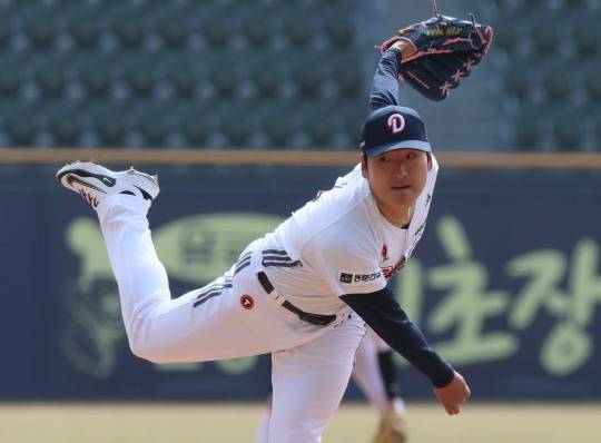 역투하는 곽빈. 사진[연합뉴스]